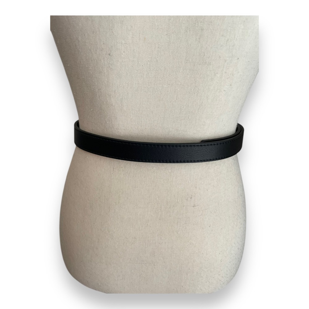 Black Vegan Leather Belt Gold Sculptural Oval Buckle Minimalist Cinch Womens NEW - Picture 2 of 2